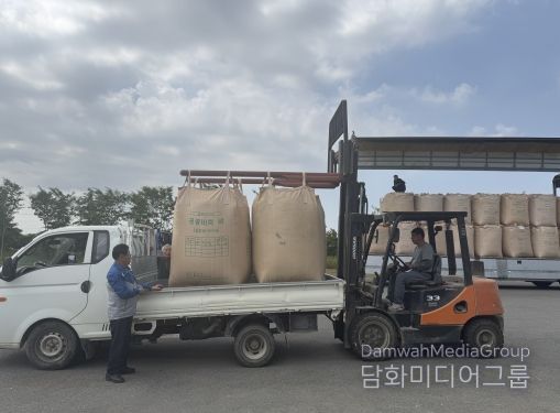 함평군, 산불 피해목 재활용…축산농가에 톱밥 116톤 무상 지원
