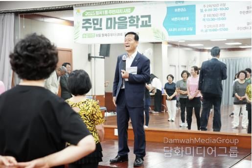 이승로 성북구청장이 월곡1동 주민 마을학교 개강식에서 인사말을 하고 있다