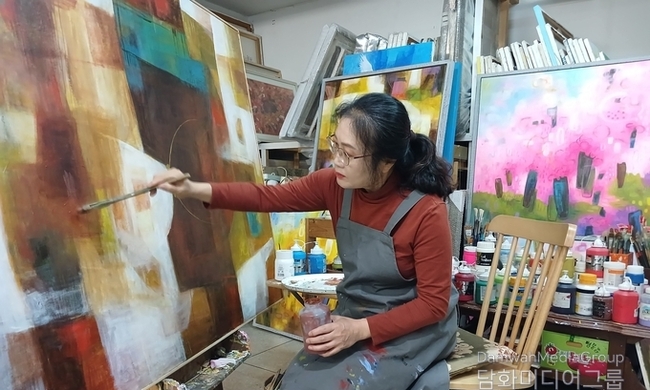 류일지 작가, ‘축제–유희’ 시리즈로 따뜻한 추상 세계를 펼치다.