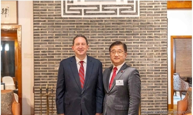 132년 만의 초대장:..미 대사관저에 선 한국 경호팀