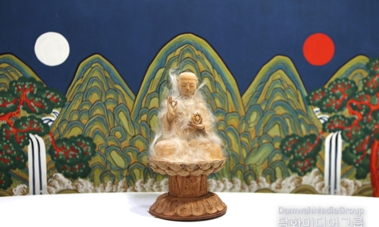 지장보살 도량에 피어난 법화法花, "불상 위에 핀 꽃의 정체는?...법화·우담바라 현상 주목"