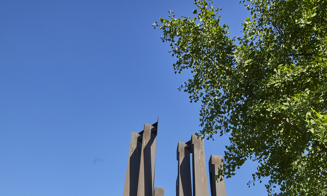 [담화총사 칼럼] "무한을 세운 철의 언어, 조르주 뒤 봉 작가의 무한대의 다리"