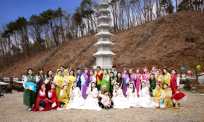 “전통의 색, 미래를 입다”. 벽사초불정사에 K-민화한복 물결