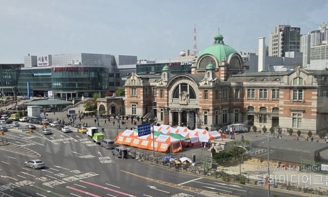 사진으로 보는 서울의 시간] 옛 서울역 북쪽과 신역사 남쪽, “한 프레임에 담긴 두 개의 시대”