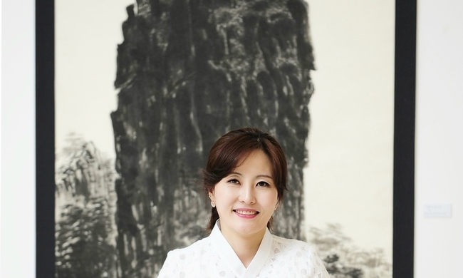 류재춘교수 개인전 《Moon & Waves》, 수묵의 경계를 넘다.