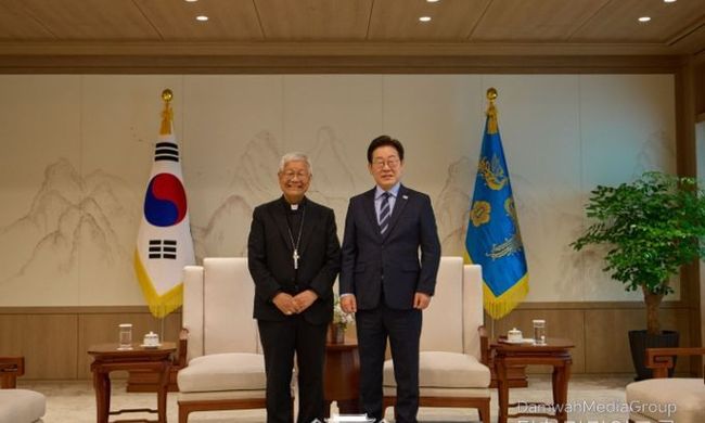 이재명 대통령, 교황청 성직자부 장관 유흥식 추기경 접견
