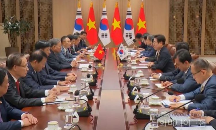 한-베트남 정상, 2030년까지 교역 규모 1500억 달러 달성 노력