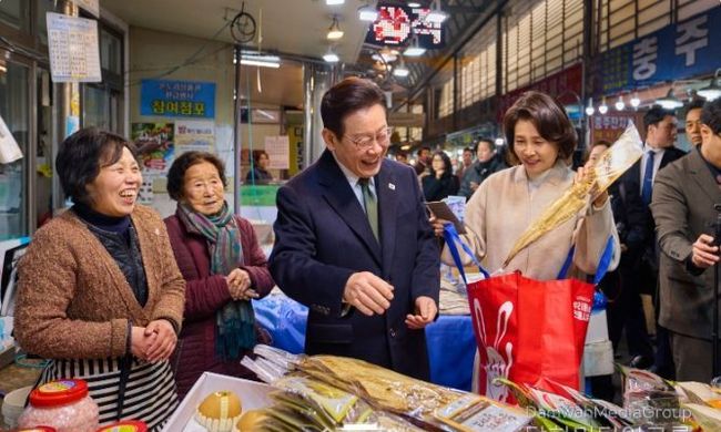 이 대통령 부부, 충북 전통시장 방문