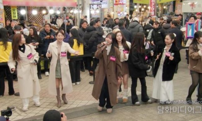 TV CHOSUN '미스트롯4 토크콘서트' "우릴 알아보실까?" 걱정했는데…'미스트롯4' TOP10 속초 시장 버스킹 '팬 문전성시'