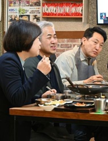 오세훈 시장, 소상공인 음식점 찾아 민생현장·골목상권 챙겨