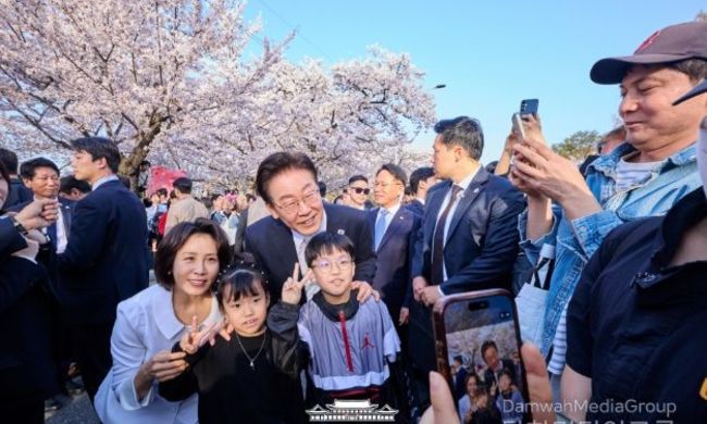 이대통령 부부, 윤중로 시민 소통