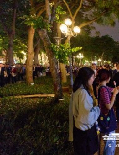 "신짜오"…이 대통령 부부, 하노이서 베트남 국민들과 하이파이브