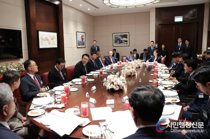 6월 23일 윤석열 대통령은 베트남 현지 진출 대표 기업인들과의 오찬을 가졌다.