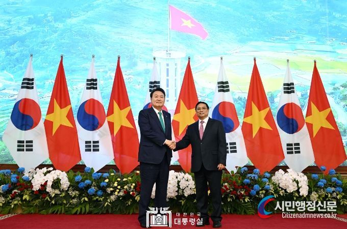 6월 23일 윤석열 대통령은 팜 밍 찡(Pham Minh Chinh) 베트남 총리와 면담을 가졌다.