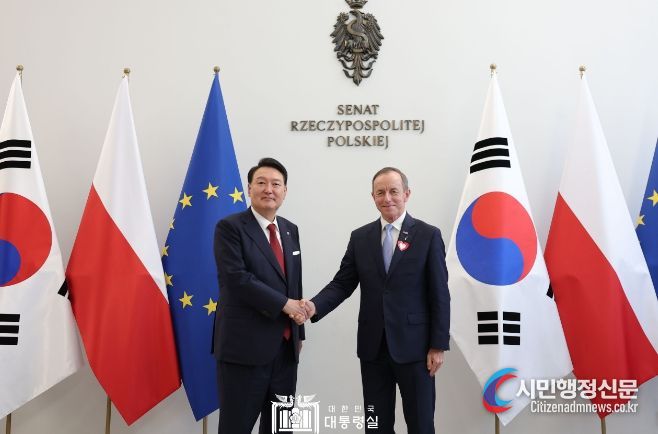 7월 13일 윤석열 대통령은 토마슈 그로츠키(Tomasz Grodzki) 폴란드 상원의장과 면담을 가졌다.