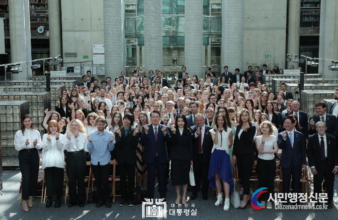 7월 14일 윤석열 대통령 부부는 폴란드 미래세대와의 문화에 동행했다.