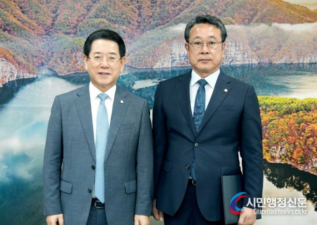 김영록 전라남도지사가 29일 도청 접견실에서 김정완 신임 광양청 투자유치본부장에게 임용장을 수여하고 기념촬영을 하고 있다.