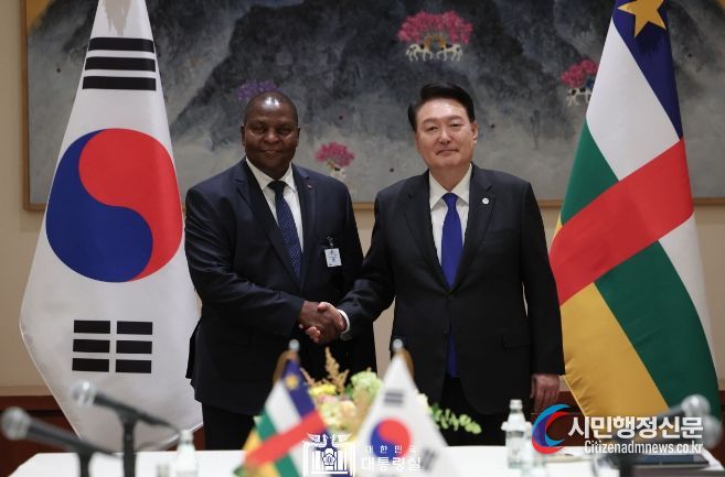 9월 20일 윤석열 대통령은 포스탱 아르크앙즈 투아데라 중앙아프리카공화국 대통령과 한-중앙아프리카공화국 정상회담을 가졌다.