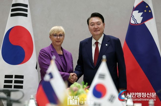 9월 21일 윤석열 대통령은 나타샤 피르츠 무사르 대통령과 한-슬로베니아 정상회담을 가졌다.
