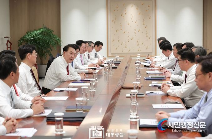 1월 2일 윤석열 대통령은 용산 대통령실에서 새해 첫 수석비서관회의를 주재했다.
