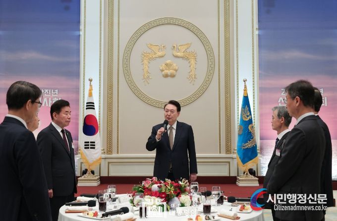 1월 3일 윤석열 대통령은 청와대 영빈관에서 5부 요인 및 국가 주요 인사들이 함께한 ‘2024년 신년인사회’에 참석했다.