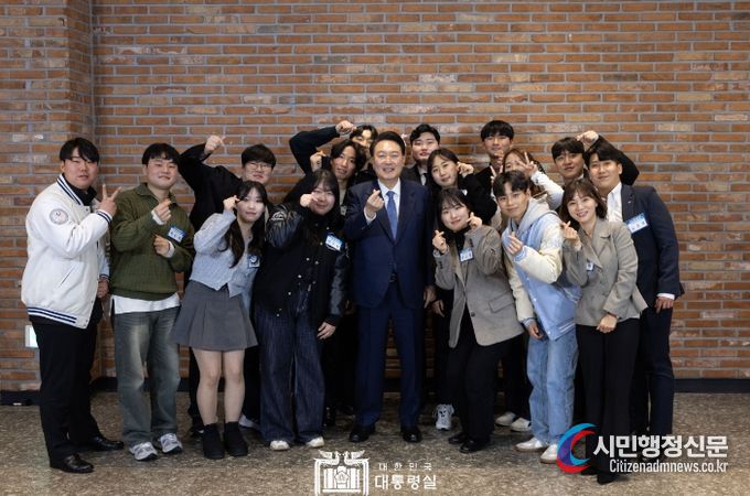 1월 19일 윤석열 대통령은 강릉 소재 카페에서 강원지역에 거주하는 15명의 대학생들을 격려하고 소통하는 소중한 시간을 가졌다.