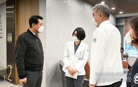5일(월) 오후 서울의료원을 찾은 오세훈 서울시장이 서울시 산하 공기업·출연기관의 새해 업무계획을 청취한 후 서울의료원 가임센터에 방문해 의료진과 대화를 나누고 있다.