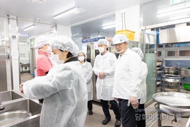 이정선 교육감, 개학 대비 식중독 예방 학교급식 특별점검 실시