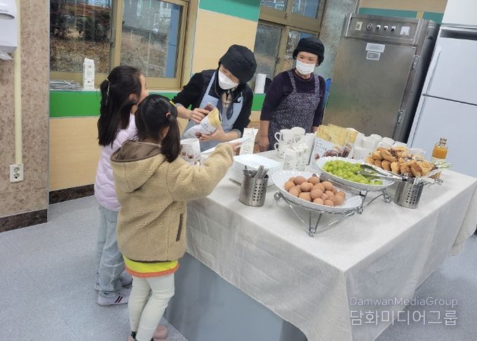 전남 도내 한 초등학교에서 자원봉사자들이 아침 간편식 배식을 하고 있다.