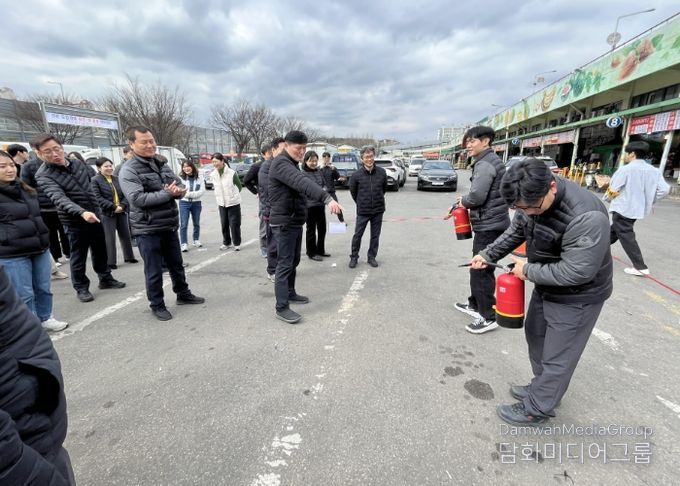 지난 3월 6일 진행된 재난 대비 민방위 훈련에서 구리농수산물공사 직원들이 초기 화재진압과 대피 훈련을 하고 있다.