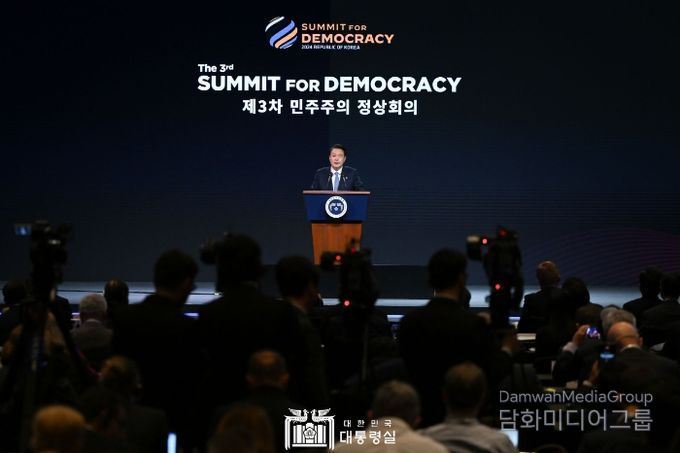 3월 18일 윤석열 대통령은 제3차 민주주의 정상회의 장관급 회의 개회식에 참석했다.