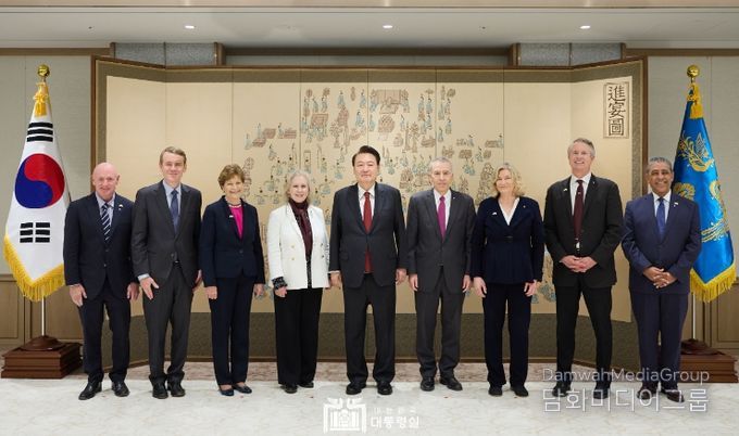 3월 29일 윤석열 대통령은 방한 중인 美 의회 상하원 의원단 7명을 접견하고, 한미동맹 강화, 한미 경제협력 증진 그리고 지역 및 국제정세에 대해 의견을 교환했다