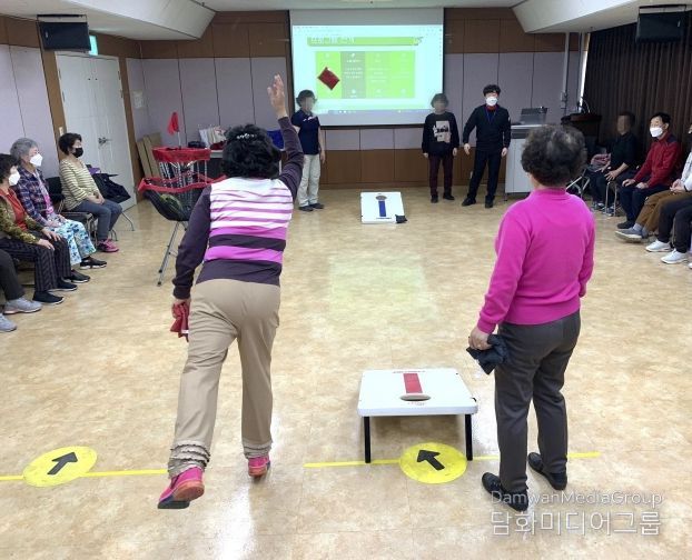 어르신들이 플라잉디스크를 하고 있다.