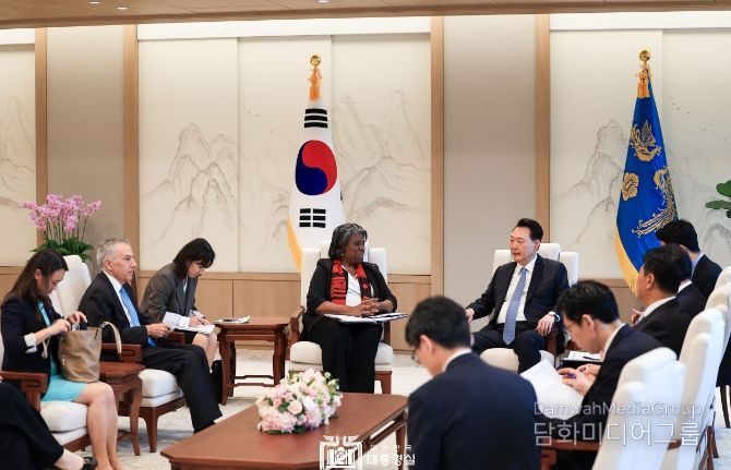 4월 15일 윤석열 대통령은 방한 중인 「린다 토마스-그린필드(Linda Thomas-Greenfield)」 주유엔 미국대사를 접견하고, 유엔 안보리 이사국 활동, 한미 동맹, 북한 문제 등에 대해 의견을 교환했다.
