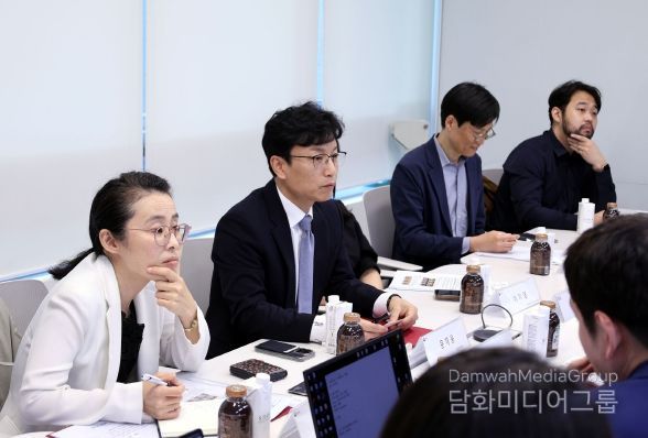  법제처 윤재웅 법제정책국장(좌2번째)이 AI 스타트업 기업들과 개선의견을 논의하고있다