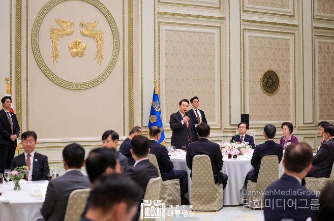 4월 24일 윤석열 대통령은 청와대 영빈관에서 국민의힘 국회의원들과 오찬을 하며 당과 국민을 위해 헌신하고 노력해 온 의원들을 격려했다.