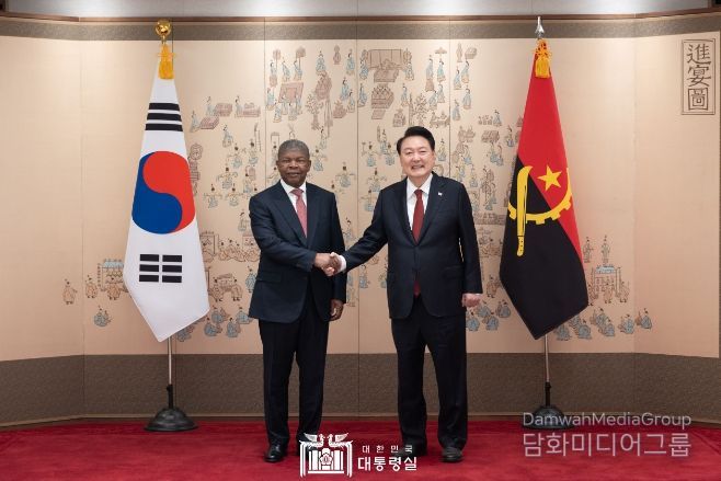 4월 30일 윤석열 대통령은 용산 대통령실에서 주앙 로렌쑤 앙골라 대통령과 기념촬영을 했다.