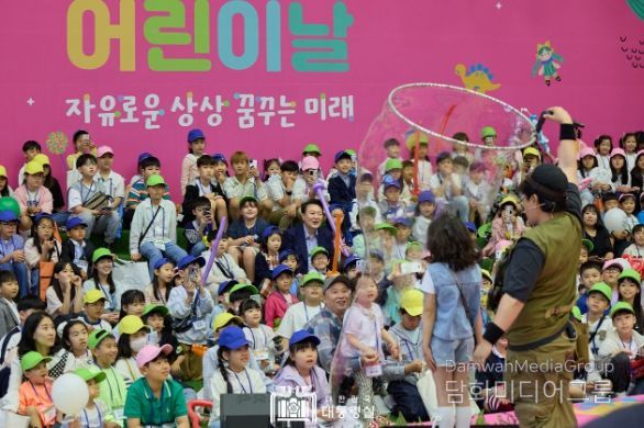 5월 5일 윤석열 대통령은 제102회 어린이날 초청 행사을 맞아 전국 각지의 어린이들과 가족들을 청와대로 초청해 미래의 주역인 어린이들을 격려하고 즐거운 추억을 선사했다.