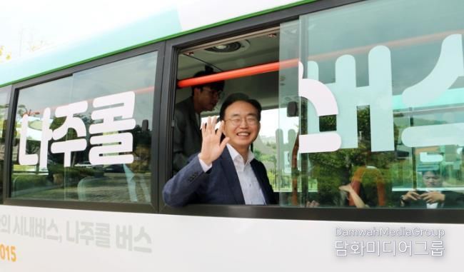 나주콜버스에 탑승한 윤병태 나주시장