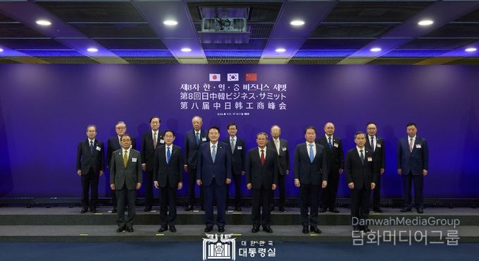 5월 27일 윤석열 대통령은 기시다 후미오 일본 총리, 리창 중국 총리와 함께 제8차 한·일·중 비즈니스 서밋에 참석했다.