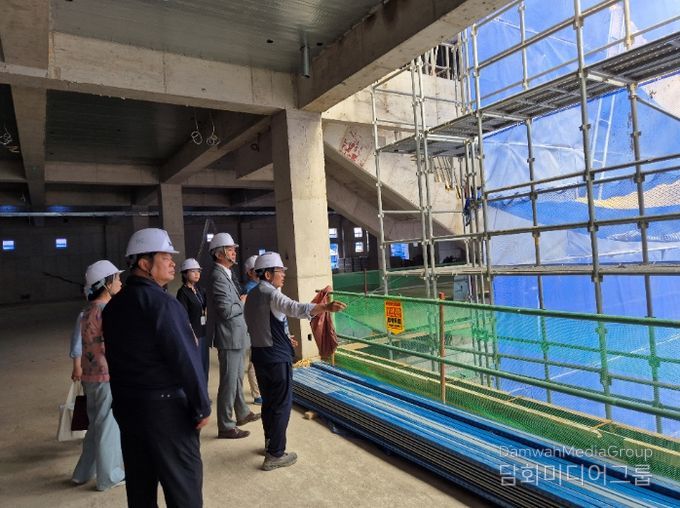 김포시 관계자가 모담도서관 공사현장을 점검 중이다.