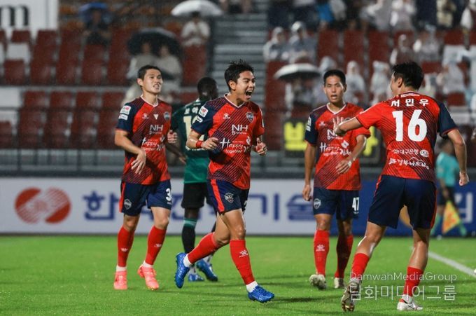 지난 14일 전북전에서 김대원이 득점 후 동료들과 기쁨을 나누고 있다.