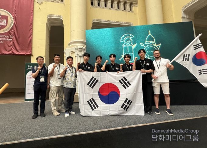 제37회 국제청소년물리토너먼트(한국대표단 좌측부터 윤영귀 부단장, 옥종목 지도위원, 변지수 단장, 강준규, 박민찬, 김진용, 박준석, 류승완 학생)
