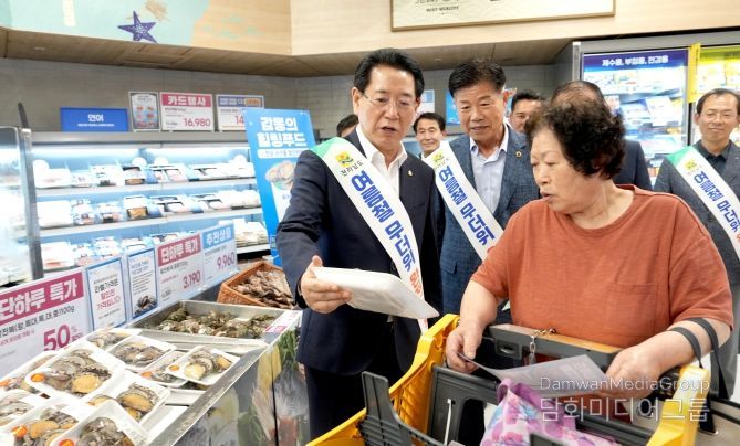 김영록 전라남도지사가 7일 오후 이마트 광주점에서 열린 ‘2024 전복 소비촉진 판촉행사’에서 소비촉진을 위한 홍보활동을 하고 있다.