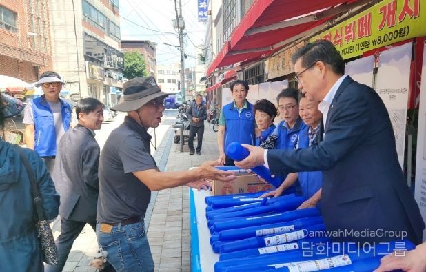 자유총연맹 함양군지회, 나라사랑 태극기 나눔·안보 사진전 펼쳐