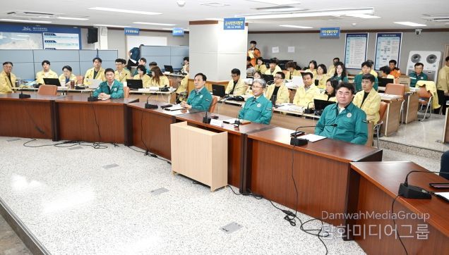 제주특별자치도의회 이상봉 의장, 양병우 부의장, 강충룡 부의장, 임정은 의회운영위원장, 오임수 사무처장은 2024년 8월 20일(화) 오후 4시30분 도청 본관 지하 통합방위종합상황실 및 재난대책본부를 방문하여 2024년도 을지연습에 참여한 직원 및 비상근무 직원들을 격려했다.