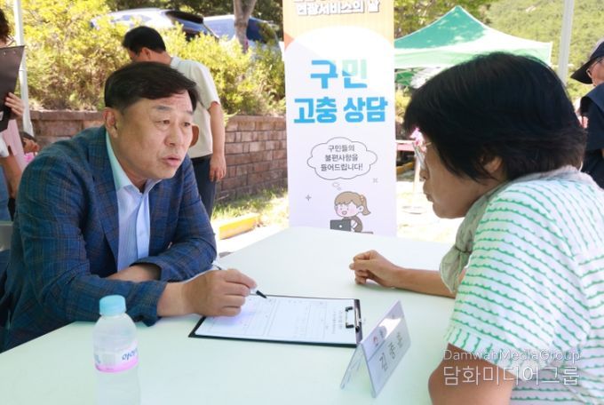 동구는 4일 옥류천 공영주차장에서 남목1동 OK생활민원 현장서비스의 날을 운영한 가운데 김종훈 동구청장이 참석해 행사장을 둘러본 뒤 현장 구민 고충상담을 갖고 있다.