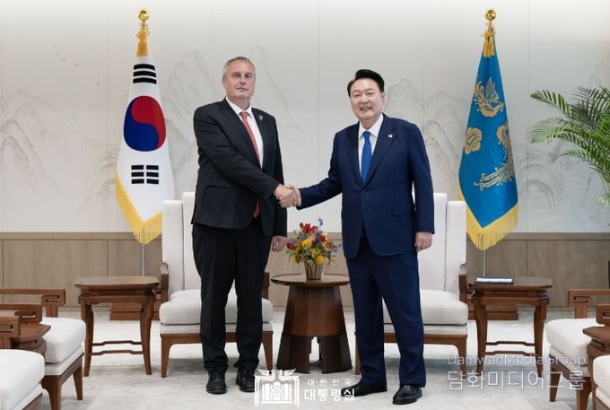 9월 4일 윤석열 대통령은 용산 대통령실에서 한국을 방문한 「토마쉬 포야르(Tomáš Pojar)」 체코 국가안보보좌관을 접견하고, 한-체코 관계 강화 방안에 대해 의견을 교환했다.