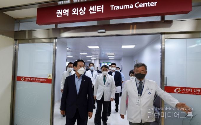 유정복 인천광역시장이 9일 가천대 길병원에서 양혁준 권역응급의료센터장과 응급의료센터를 방문하고 있다.