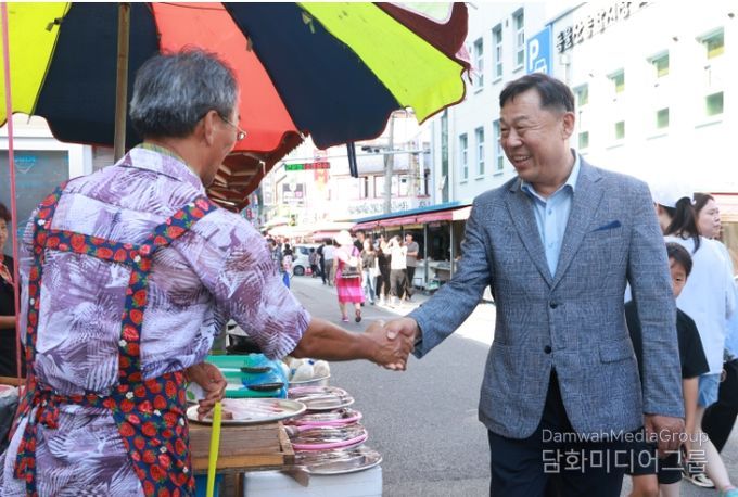 김종훈 동구청장은 9일 추석을 맞아 남목마성시장을 비롯한 동울산시장 등 관내 5개 전통시장을 방문해 상인을 격려하고 물가현황 등을 살펴보고 있다.